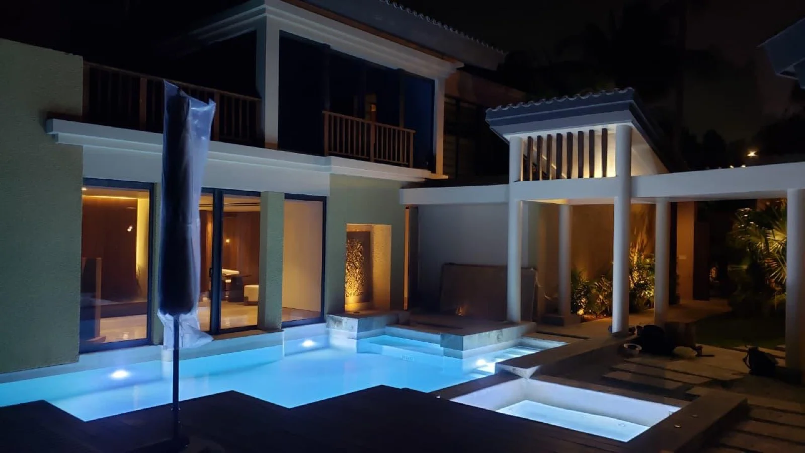 Banyan Tree Mayakoba – Villa y alberca nocturna