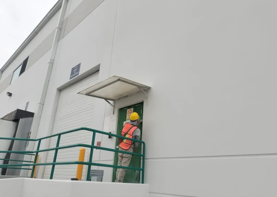 Prologis – Entrada con marquesina