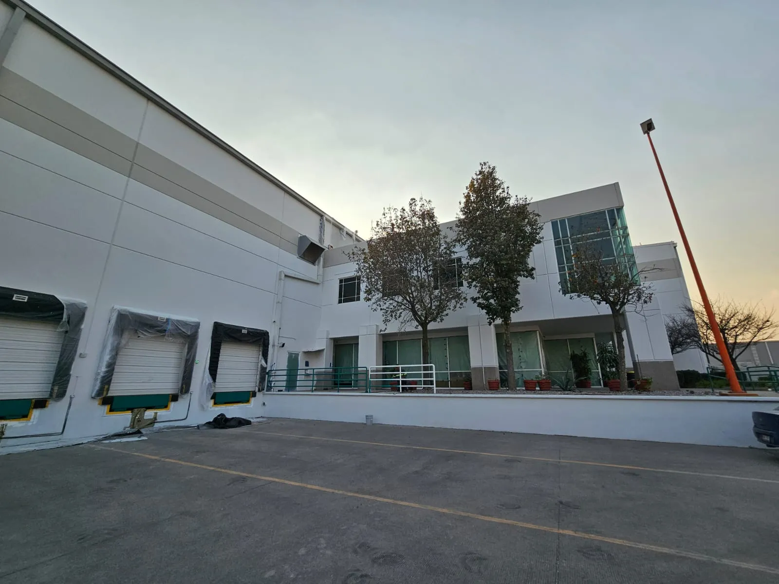 Prologis – Fachada y andenes al atardecer