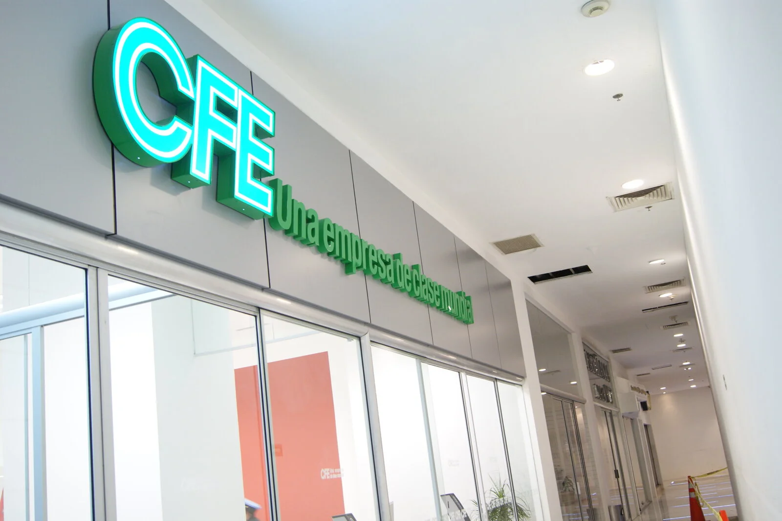 CFE – Fachada nocturna