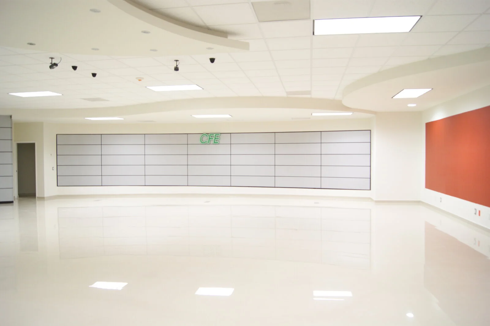 CFE – Sala principal con letrero