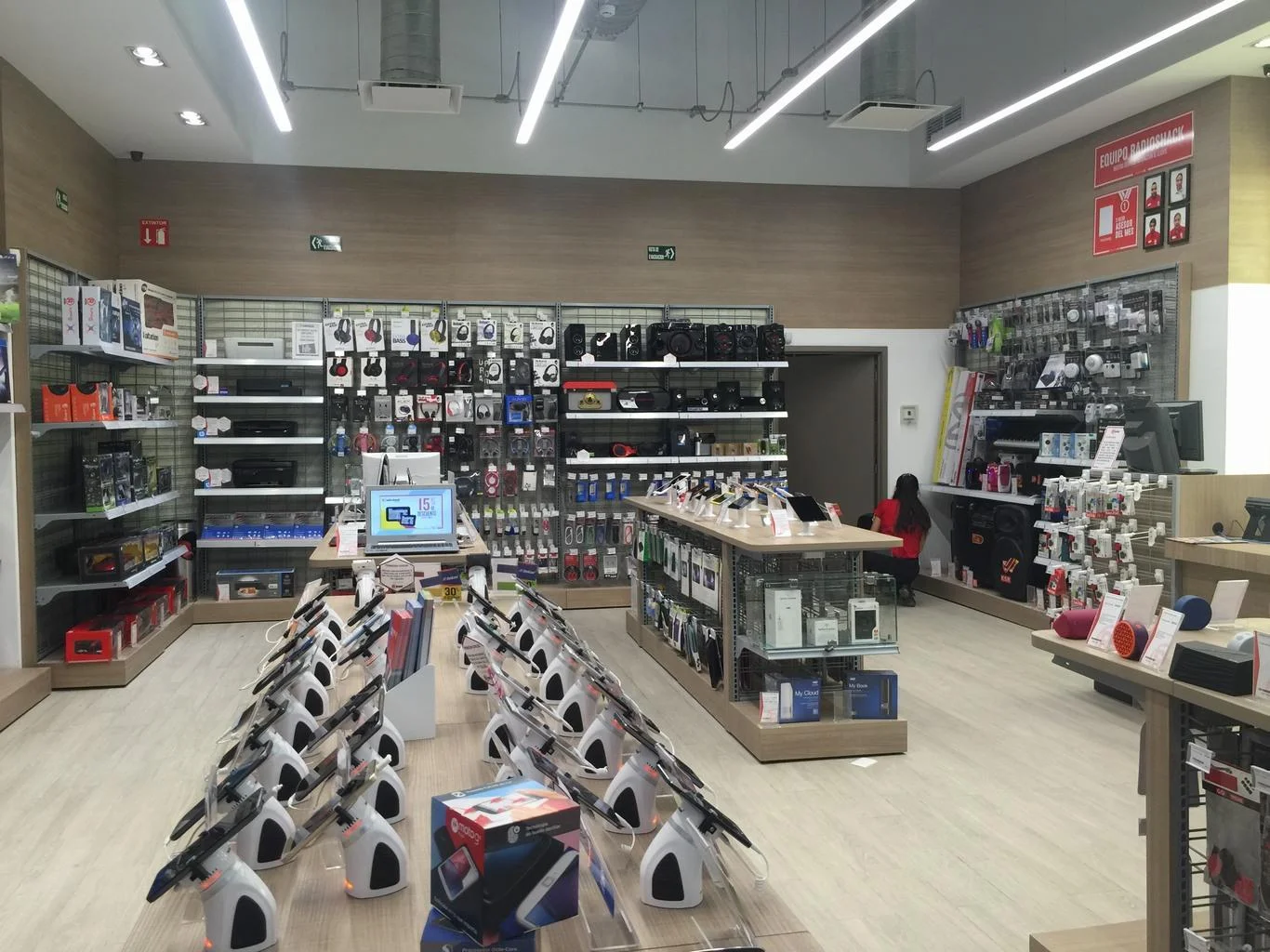 RadioShack – Interior