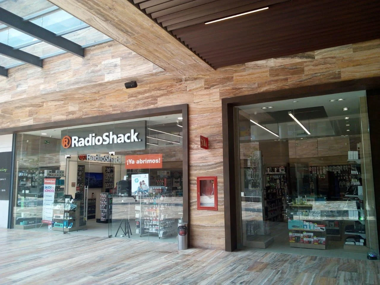 RadioShack – Exterior